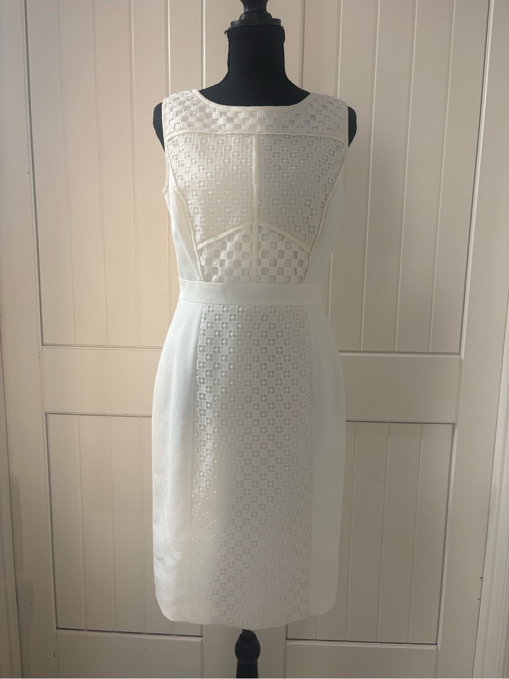 ANTONIO MELANI White Sleeveless Textured Panel Sheath Dress